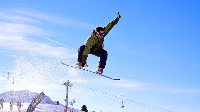  Snowboard jumping 